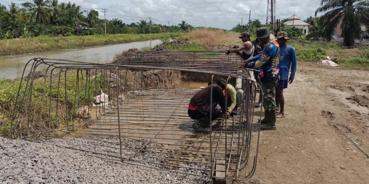 Pembangunan Jembatan Gantung Printis Garuda Masuki Tahap Perakitan Besi Pondasi. (Foto/Maria).