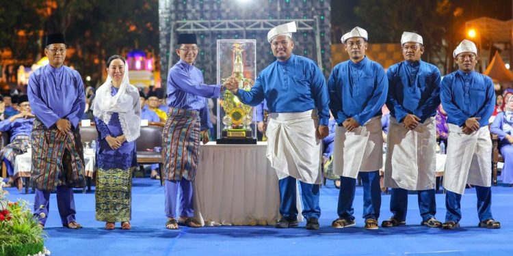 Wali Kota Batam Amsakar Achmad membuka secara resmi MTQH XXXIV Tingkat Kota Batam di Dataran. (Foto/Istimewa).