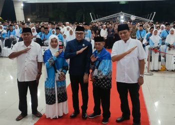 Bupati Oku Timur Lepas 124 CJH Kloter 3 Asal Kabupaten Oku Timur. (Foto/Humas).