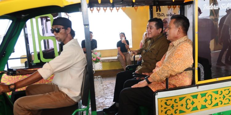 Diputi Bappenas RI Didampingi Gubernur Kepri Kunjungi Pulau Penyengat. (Foto/Humas).
