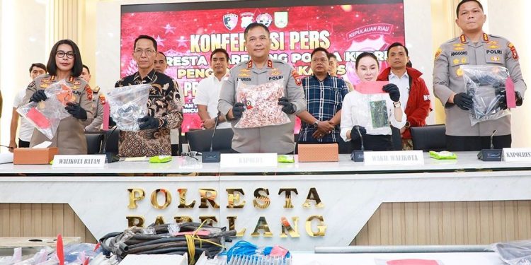 Wali Kota Batam Apresiasi Aparat Kepolisian Tangkap Pencuri “ Rayab Besi”. (Foto/Humas).