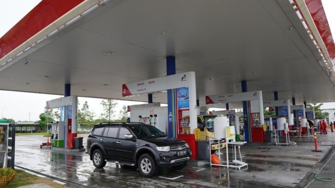 Salah satu SPBU di Batam terpantau normal tak terlihat ada antrean. (Foto/Anwar).