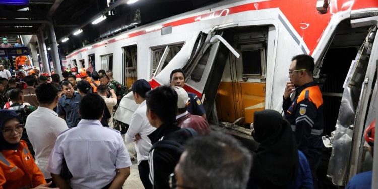 Tabrakan Kereta Api Argo Bromo dan KRL Bekasi-Jakarta di Stasiun Bekasi. (Foto/Net).