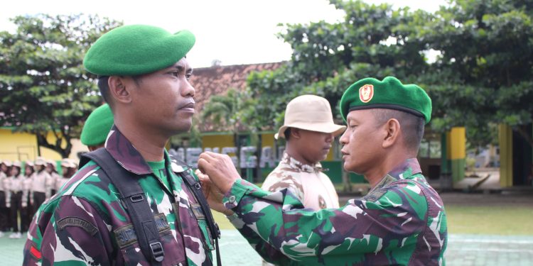 Mayor Arif Danramil 426-03 Rawajitu Resmi Tutup Latihan KKRI 100 Pelajar SMKN 1 Menggala 2026. (Foto/Masderik).