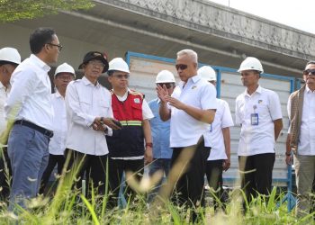 Amsakar Achmad Tinjaiu Pengerjaan Pemasangan Jaringan Pipa Distribusi Air Minum. (Foto/Humas).