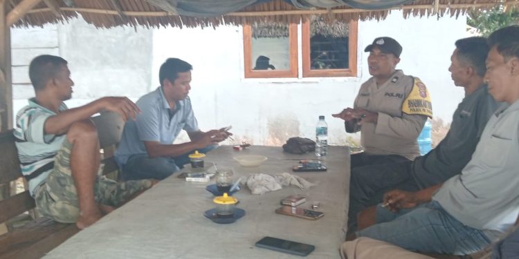 Bhabinkamtibmas Polsek Padang Tualang Sambangi Warga, Wujud Nyata Polri Hadir Menjaga Keamanan Desa. (Foto/Jhon).
