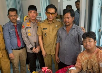 Kota Binjai Rawan Begal, Pelajar Korban Begal Dijenguk Kapolres Dan Wali Kota Binjai. (Foto/Jhon).