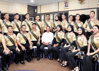 Wali Kota Batam Amsakar Achmad foto bersama duta wisata kota Batam. (Foto/Humas).