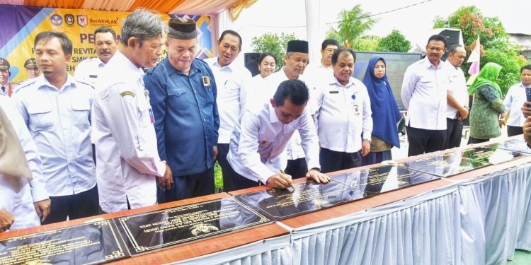 Gubernur Ansar Resmikan Pemakaian Gedung Sejumlah Sekilah di Batam. (Foto/Diskominfo).