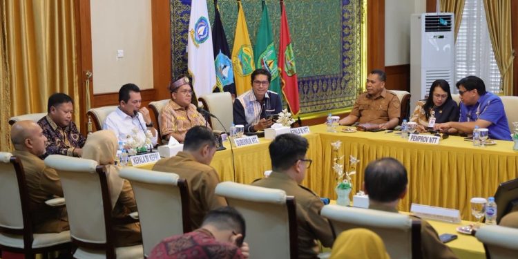 Gubernur Kepri Terima kunjungan Gubernur NTT Emanuel Melkiades Laka Lena. (Foto/Diskominfo kepri).