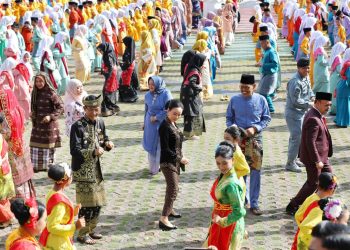 Wali Kota Dan Wakil Wali Kota Batam Hadiri Peringatan Hhardiknas 2026 di Engku Putri. (Foto/Istimewa).