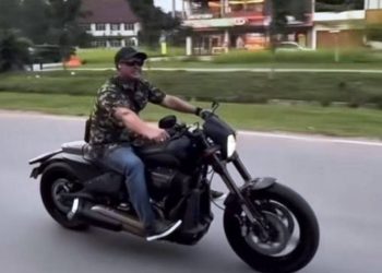 Ketua DPRD Kepri  Iman Sutiawan ketika menaiki motor gede di jalan raya. (Foto/Nnet).