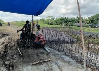 Jembatan Gantung Printis Garuda Kodim 0426 TB, Tahap Perakitan Struktur Besi. (Foto/Maria).