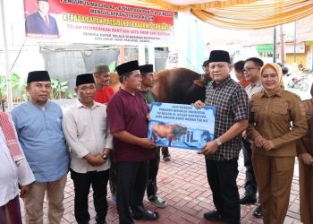 Bupati Oku Timur Serahkan Sapi Korban Dari Presiden RI Pada Masyarakat Oku Timur. (Foto/Yesianti).