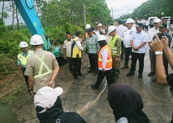 Dandim 0426 TB, Dampingi Gubernur Lampung Groundbreaking Proyek Jalan di Kabupaten Mesuji. (Foto/Maria).