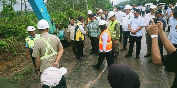 Dandim 0426 TB, Dampingi Gubernur Lampung Groundbreaking Proyek Jalan di Kabupaten Mesuji. (Foto/Maria).
