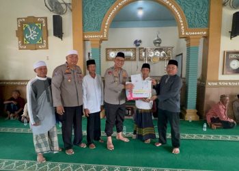 Kapolres Langkat Perkuat Kedekatan Dengan Masyarakat Lewat Safari Jumat Dan Jumat Curhat.(Foto/Jhon).