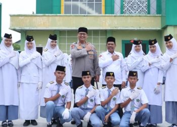 Kapolres Langkat AKBP David Triyo Prasojo, SH, SIK, MSi  foto bersama dengan para siswa. (Foto/Jhon).