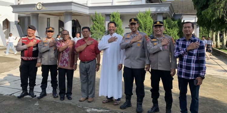 Pastikan Ibadah Kondusif, Kapolres Musi Rawas Pantau Keamanan Gereja. (Foto/Arlan).
