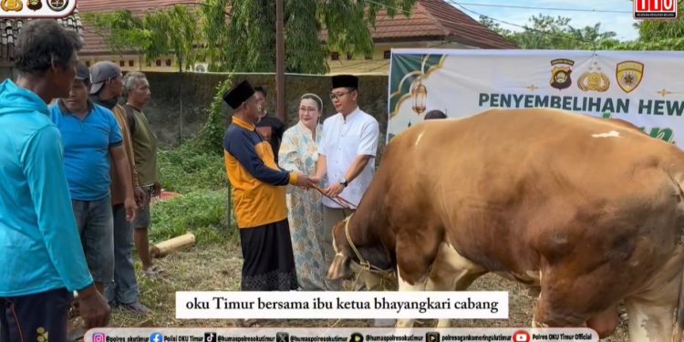 Kapolres OKU Timur Sholat Idul Adha Bersama Personel, Serahkan Daging Kurban Kepada Masyarakat. (Foto/Yesianti).