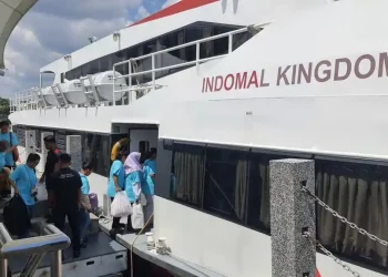 Kapal ferry yang membawa sebanyak 217 PMI Ilegal yang Dideportasi dari Malaysia tiba Batam. (Foto/Dokumentasi).