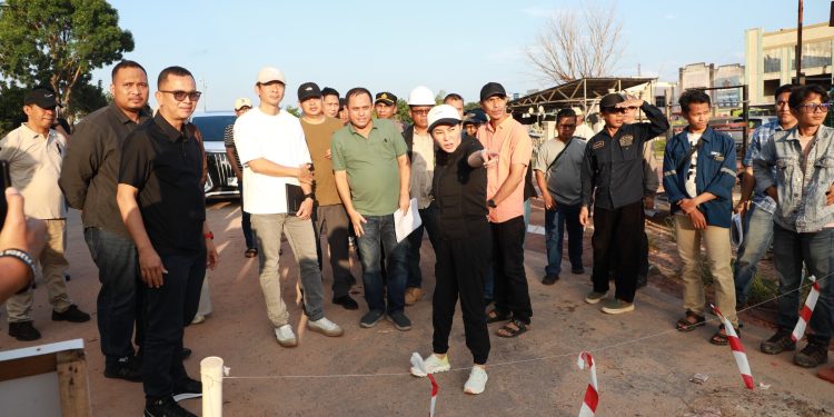 Li Claudia tinjau langsung dan Pastikan Pengerjaan Berjalan Optimal. (Foto/Kominfo).