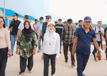 Tak Perlu Berlama Lama, Li Claudia Selesaikan Persoalan UWT Warga Puskopar. (Foto/Humas).