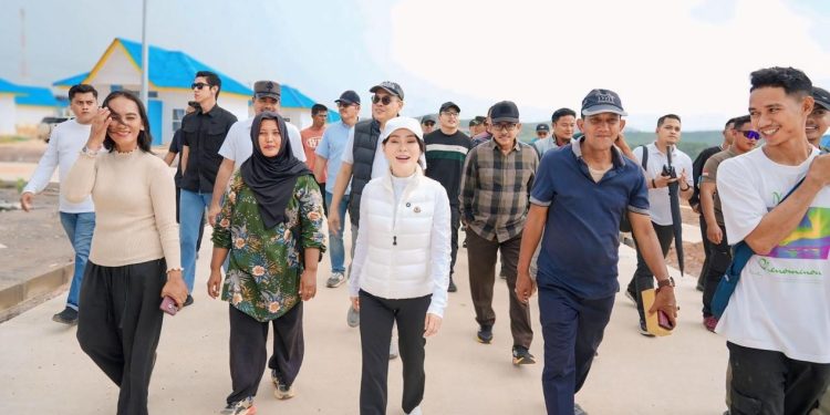 Tak Perlu Berlama Lama, Li Claudia Selesaikan Persoalan UWT Warga Puskopar. (Foto/Humas).