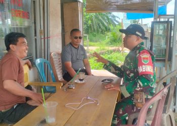 Babinsa Koramil 426-03 Rawajitu Laksanakan Anjangsana  Dan Himbau Warga Jaga kebersihan Lingkungan. (Foto/Masderik).