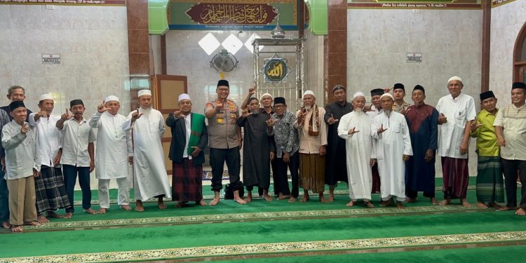 Kapolres Langkat Safari Jumat di Masjid Al-Hidayah. (Foto/Jhon).
