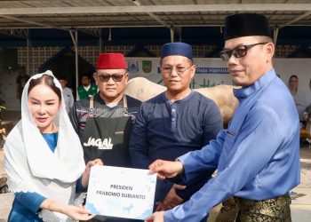 Plh Wali Kota Batam Li Claudia Serahkan Hewan Kurban Presiden Prabowo. (Foto/Diskominfo).