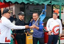 Wali Kota Batam Amsakar Achmad Ikut Gotong Royong di Perumahan Garden Raya, Batam Kota. (Foto/Istimewa).