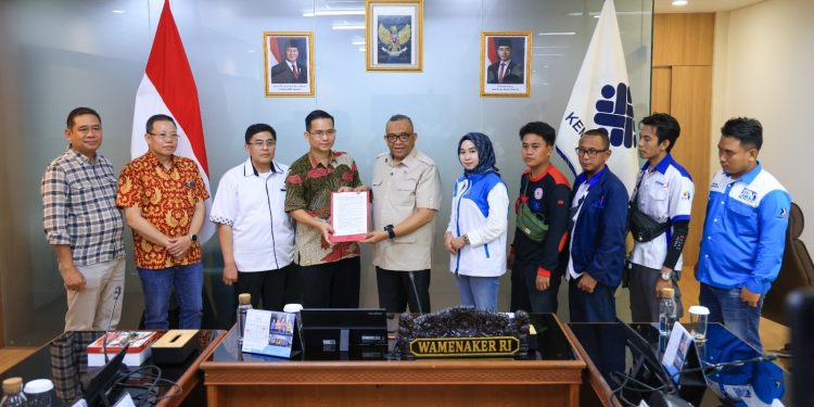Wamenaker Bertindak Cepat Atas Permasalahan Kerja di Hari Libur Nasional Wajib Bayar Lembur. (Foto/Humas).