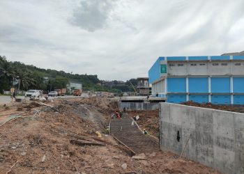 Proyek Peningkatan Jalan Gajah Mada Diduga Dibelokkan untuk Menghindari Bangunan Gudang Elektronik di Baloi. (Foto/Fuat).