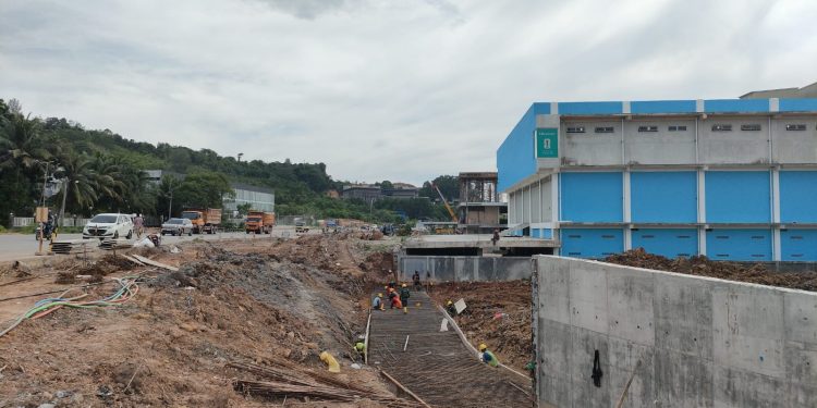 Proyek Peningkatan Jalan Gajah Mada Diduga Dibelokkan untuk Menghindari Bangunan Gudang Elektronik di Baloi. (Foto/Fuat).