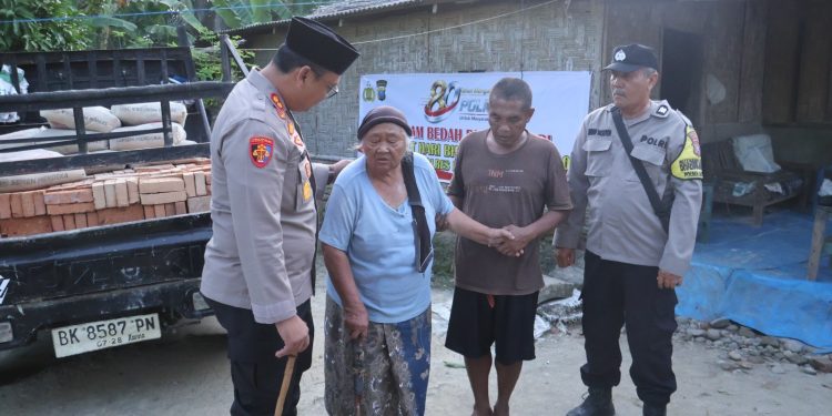 LKapolres Langkat Tunjukkan Kepedulian Sosial Melalui Program Bedah Rumah Sambut Hari Bhayangkara Ke-80. (Foto/Jhon).