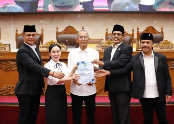 Amsakar-Li Claudia Sampaikan Ranperda Pelaksanaan APBD Batam 2025 di Rapat Paripuna DPRD Batam. (Foto/Diskominfo).