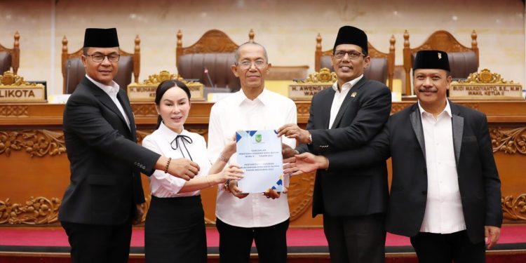 Amsakar-Li Claudia Sampaikan Ranperda Pelaksanaan APBD Batam 2025 di Rapat Paripuna DPRD Batam. (Foto/Diskominfo).