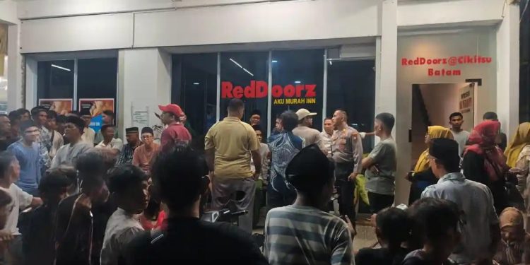 Hotel RedDoorz Kawasan Cikitsu Taman Raya Digeruduk Warga. (Foto/Dok).