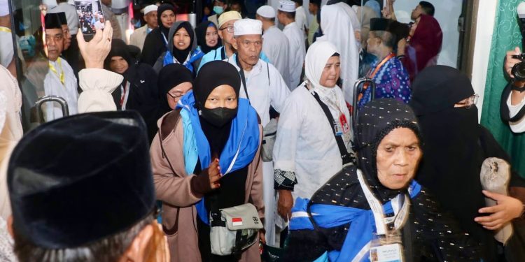 Sebanyak 442 jemaah haji tergabung dalam Kloter 1 Debarkasi Batam yang beru tiba di Tanah Air. (Foto/Humas).