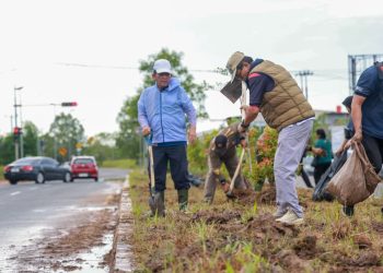 Gubernur Kepri Ansar Ahmad berdiri pegang cangkul gerakan budaya gotong royong. (Foto/Istimewa).