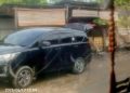 Salah satu mobil pelansir BBM ilegal saat menurunkan BBM di lokasi penampungan. (Foto/Supriadi).