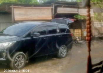 Salah satu mobil pelansir BBM ilegal saat menurunkan BBM di lokasi penampungan. (Foto/Supriadi).