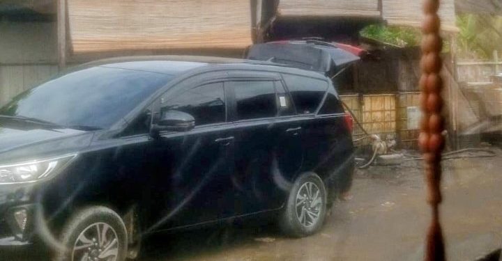 Salah satu mobil pelansir BBM ilegal saat menurunkan BBM di lokasi penampungan. (Foto/Supriadi).