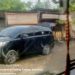 Salah satu mobil pelansir BBM ilegal saat menurunkan BBM di lokasi penampungan. (Foto/Supriadi).