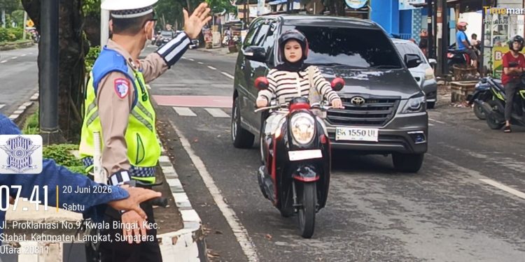 Kasat Lantas Polres Langkat Optimalkan Pengaturan Arus Lalu Lintas Demi Kelancaran Aktivitas Masyarakat. (Foto/Jhon).