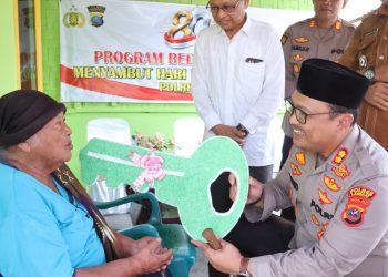 Kapolres Langkat Serahkan Kunci Rumah Hasil Bedah Rumah kepada Ibu Ginah. (Foto/Jhon).