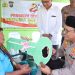 Kapolres Langkat Serahkan Kunci Rumah Hasil Bedah Rumah kepada Ibu Ginah. (Foto/Jhon).