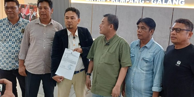Lintong Manurung Didampingi Tim Hukum PWI Minta Kasus 'Blacklist' Diusut Tuntas. (Foto/Dok PWI Kepri)