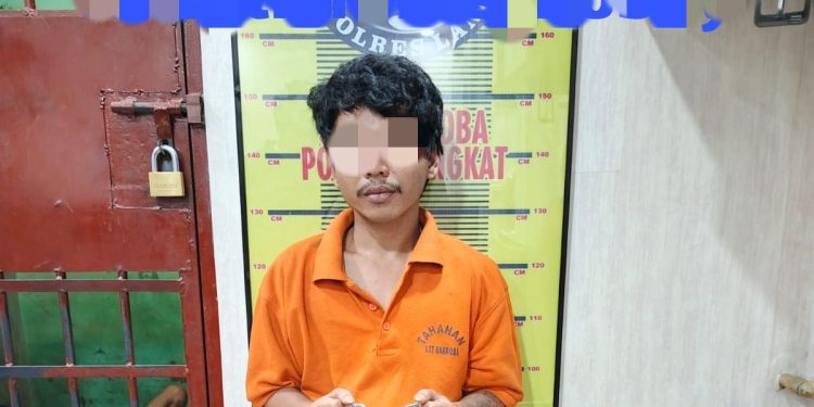 Tersangka pelaku pengedar narkoba yang ditangkap Polres Langkat. (Foto/Jhon).